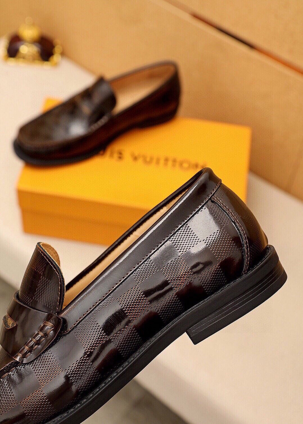 微商相册测试鞋子-Louis Vuitton Dark Brown Textured Loafers — model