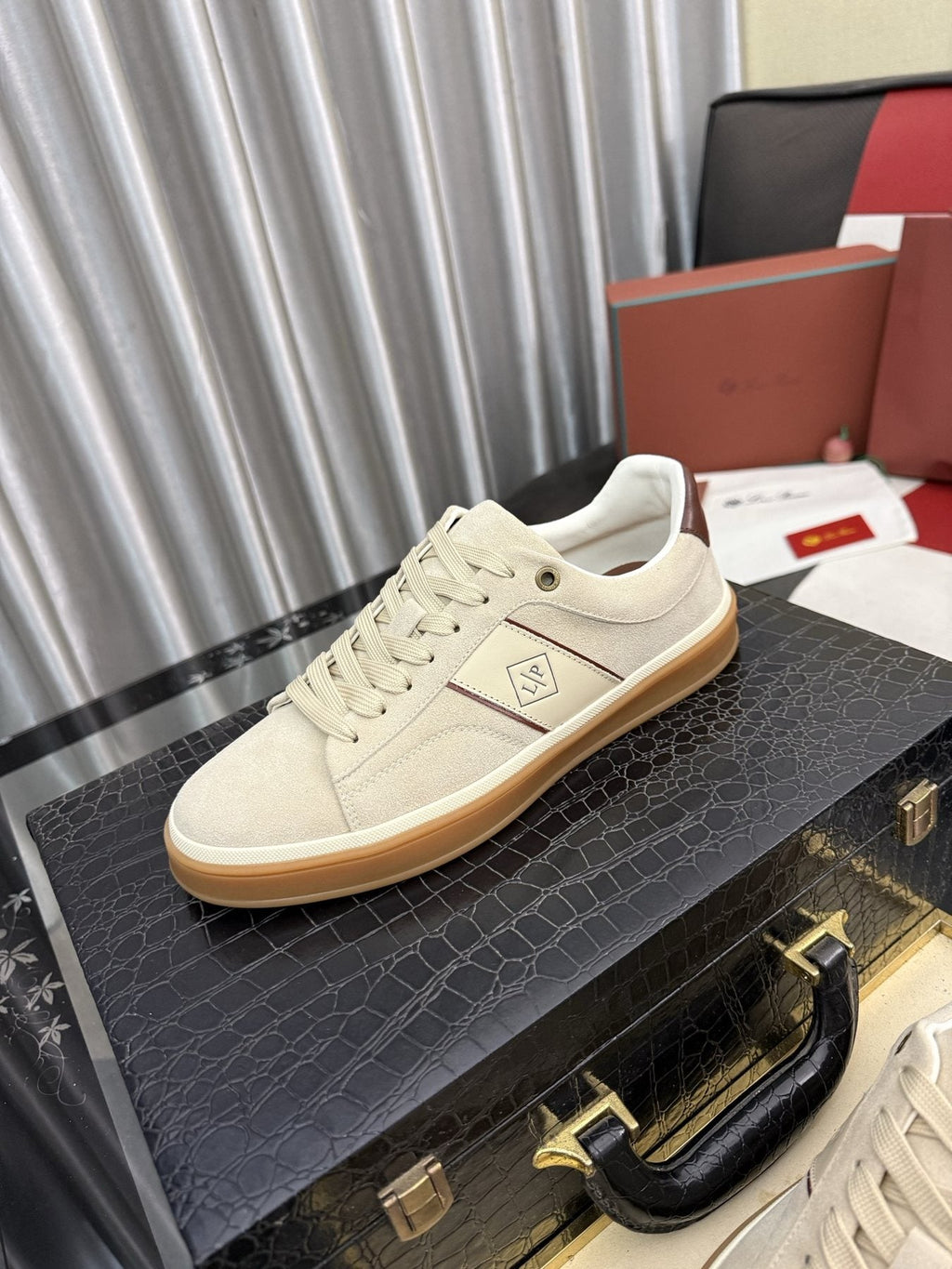 微商相册测试鞋子-Low-Top Lace-Up Sneakers with Gum Sole — front