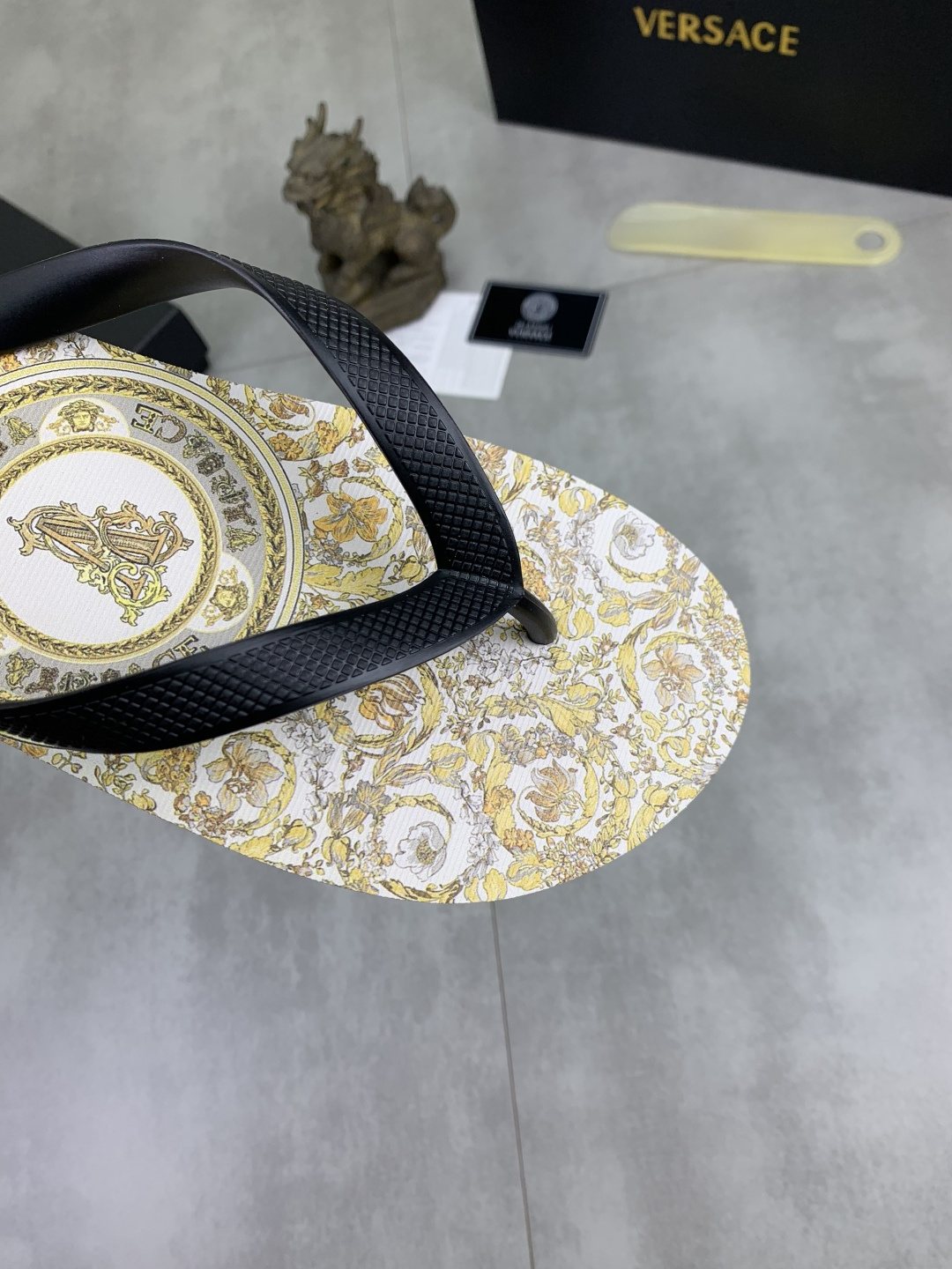 微商相册测试鞋子-Versace Baroque Print Flip-Flops — detail